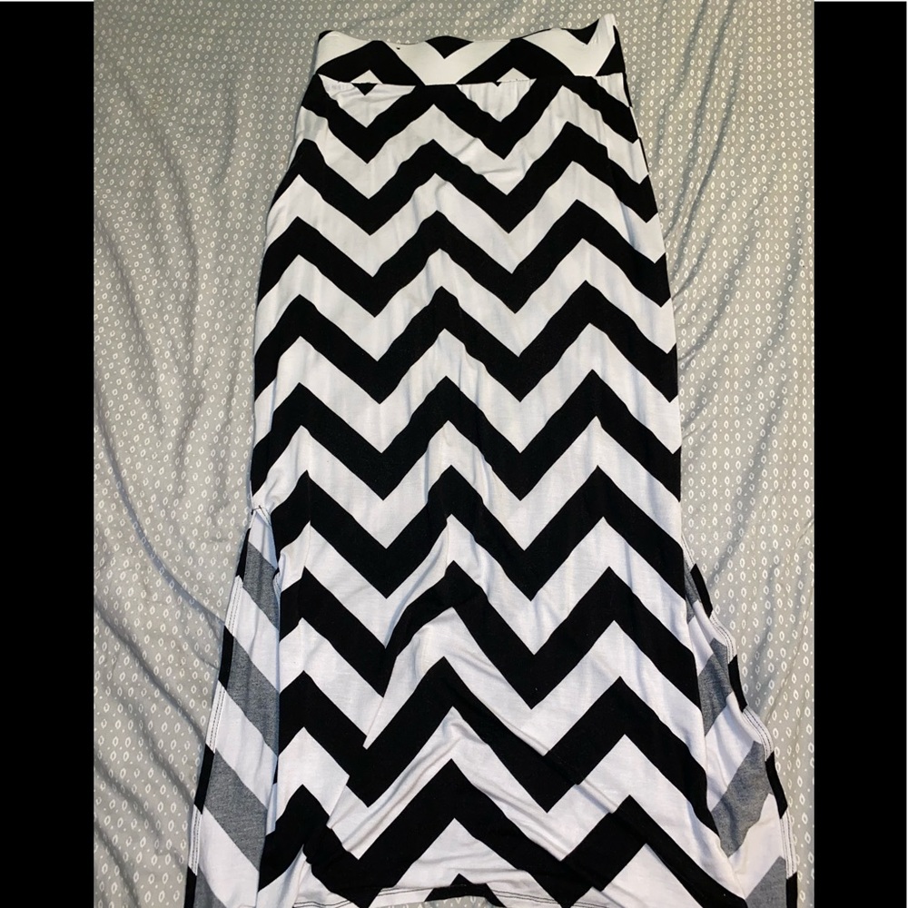 Long zigzag skirt with slits on both sides